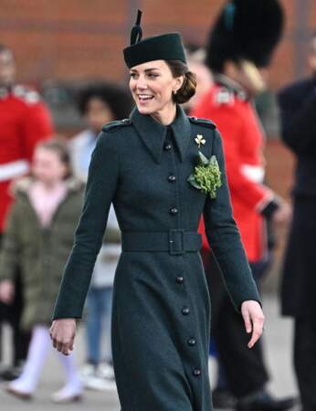 Habillée par la créatrice de luxe Laura Green, Kate Middleton portait robe manteau distingué aux Irish Guards à l'occasion de la parade de la Saint Patrick à Aldershot, le 17 mars 2022.
