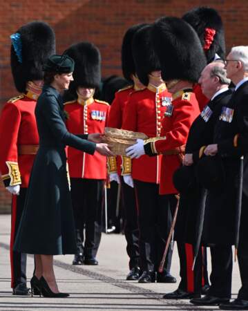 Kate Middleton bavarde avec les gardes irlandais alors qu'elle rejoignait le défilé annuel à Aldershot plus tôt ce matin