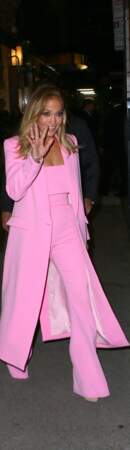 Jennifer Lopez porte un costume rose et un mini sac blanc, le 9 septembre 2019