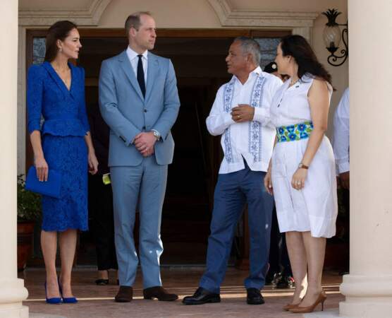 Les Cambridge en pleine discussion avec  le Premier ministre du Belize, Johnny Briceno et sa femme Rossana à Belize City, le 19 mars 2022
