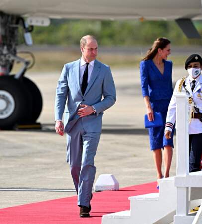 Photographié à la sortie de leur avion, le couple royal britannique a fait sensation pour son arrivée au Belize, samedi 19 mars 