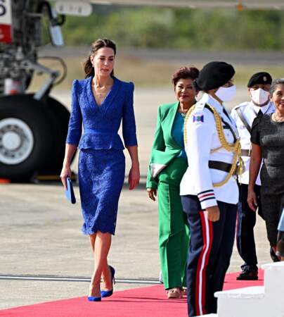 Pour ce déplacement au Belize, Kate Middleton a opté un tailleur structuré aux épaulettes saillantes
