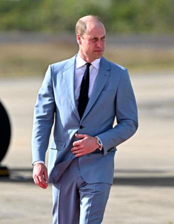  Le fils du prince Charles, tout sourire, a opté pour costume bleu charrette, parfaitement accordé à la couleur du ciel de ce pays  d’Amérique centrale; le 19 mars.