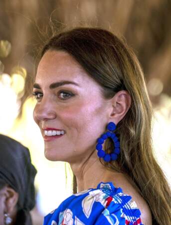 Kate Middleton craque pour des boucles d'oreilles Sézane en tissu et laiton d'un bleu canard aux Caraïbes, le 19 mars 2022. ! Il s'agit de la paire de boucles d'oreilles Charlie, à 50 €. 