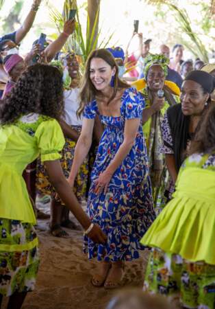 Kate Middleton porte une robe longue fleurie signée Tory Burch à 434 € àBelize lors de leur tournée dans les Caraïbes au nom de la reine pour marquer son jubilé de platine.