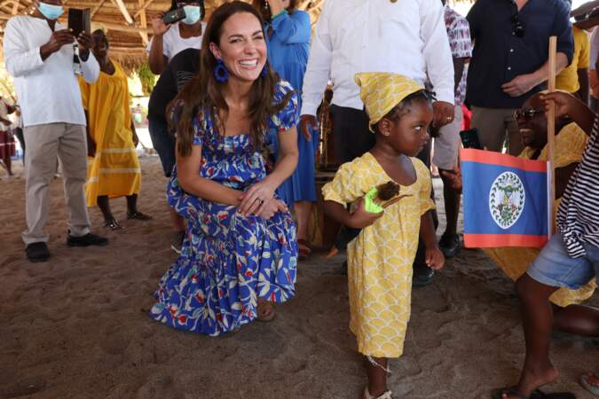 Kate Middleton tout sourire dans un petit village de la côte au Belize