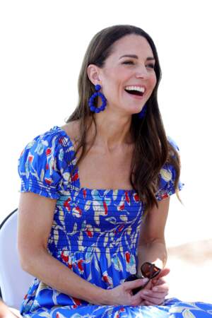 Kate Middleton ravissante avec sa robe fleurie et ses boucles d'oreilles bleus canards.