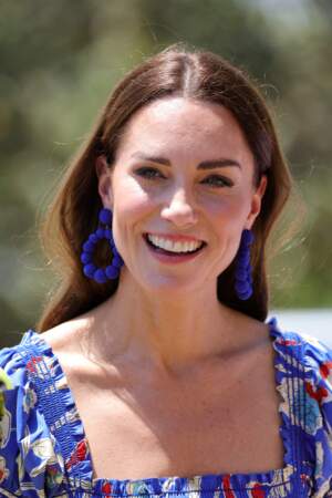 Kate Middleton, les cheveux longs lâchés et la raie au milieu