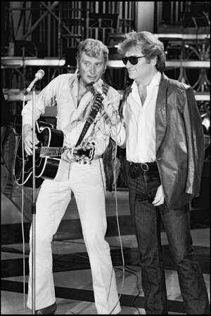 Eddy Michell accompagné de Johny Hallyday sur le plateau de l'émission "Palmares 80", le 1 novembre 1980.