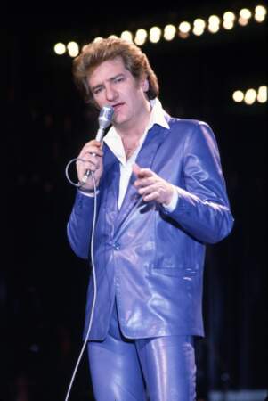 Eddy Mitchell ose le costume deux pièces en cuir bleu roi sur scène en 1990.