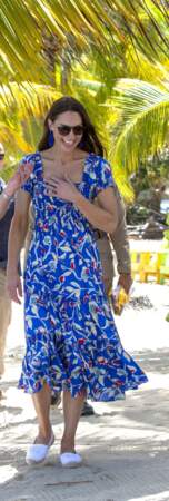 Kate Middleton porte aux pieds de nouvelles espadrilles blanches Stella McCartney à Belize, le 20 mars 2022.