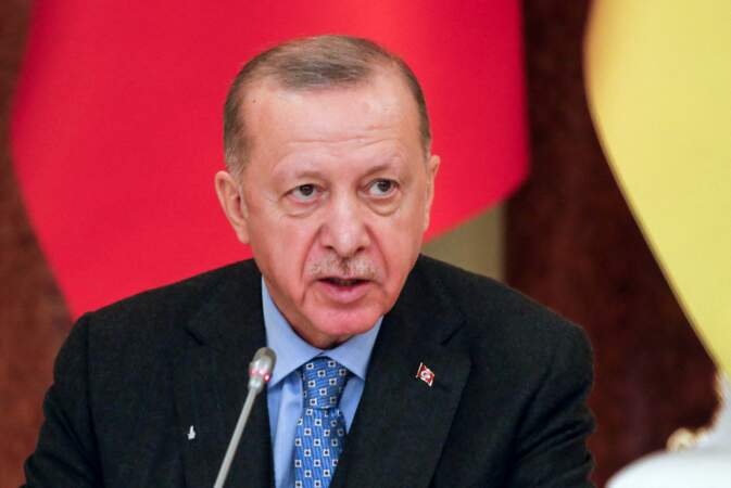 16- Le président de la République turque Recep Tayyip Erdogan. Son salaire mensuel brut est de 14 921 euros. 