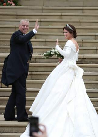 Eugenie d'York escortée par son père, le prince Andrew à son mariage en 2018.
