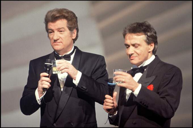 Eddy Mitchell et Michel Sardou très complice sur le plateau des Victoires de la musique, le 2 février 1992.