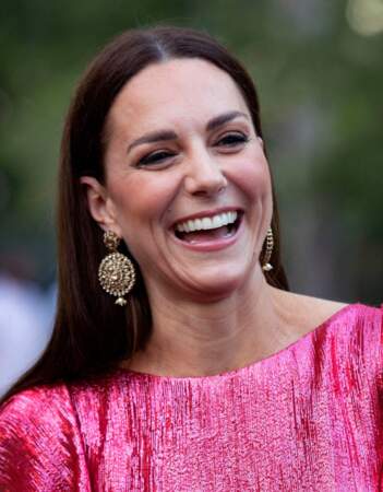 Kate Middleton porte des boucles d'oreilles O'nitaa London faites sur mesure, avec des pierres de cristal non taillées serties dans du métal raboté doré et des gouttes de perles à Belize, le 21 mars 2022.
