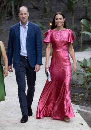 Kate Middleton porte une paire de talons Jimmy Choo Mimi "Anthracite Metallic"  à l'occasion du jubilé de platine de la reine, au cours de la troisième journée de leur tournée aux Caraïbes