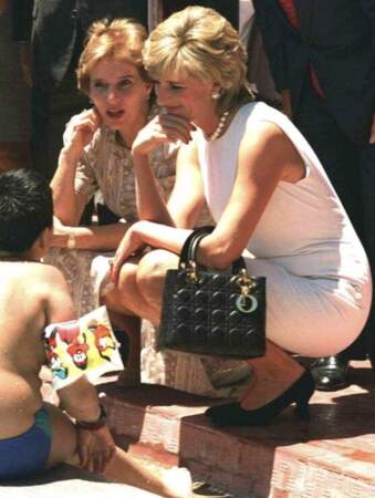 Diana portait le sac Dior, autrefois appelé "Chouchou" , qui s'est ensuite renommé Lady Dior en son honneurr
