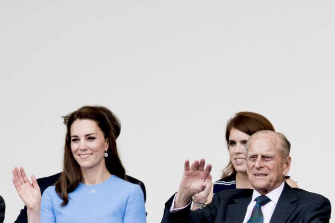 La princesse Eugenie d'York derrière son grand-père, le prince Philip, duc d'Edimbourg en 2016