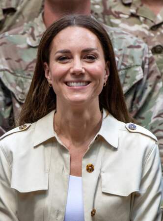Kate Middleton version exploratrice avec un t-shirt blanc blanc moulant à Belize, le 21 mars 2022. 