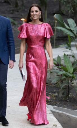 Kate Middleton est en robe rose de la marque The Vampire's Wife   à la réception spéciale dans les ruines mayas de Cahal Pech à San Ignacio, Belize, le 21 mars 2022.