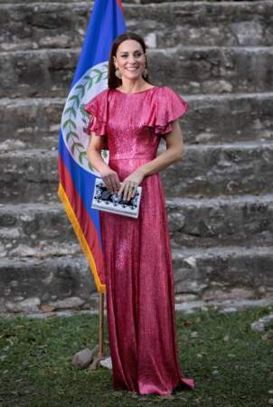 Kate Middleton radieuse dans une robe longue fuchsia scintillante aux Caraïbes, le 21 mars 2022.