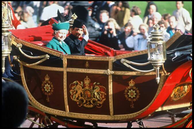 La reine Elizabeth II reçoit le Sultan de Brunei en 1992.