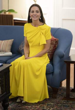 Kate Middleton en robe midi jaune de la marque Roksanda et escarpins Aquazurra pour un dîner avec le gouverneur de la Jamaique