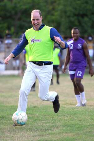 Le prince William en plein match de football en Jamaïque, le mardi 22 mars 2022