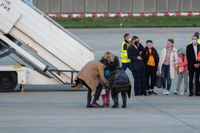 Brigitte Macron accueille des enfants ukrainiens malades à l'aéroport d'Orly, le lundi 21 mars 2022.