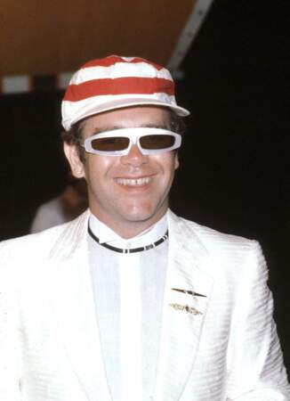 Elton John, en casquette rayée et costume blanc, le 21 août 1980