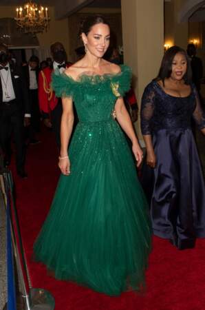 Kate Middleton est parée d'un collier provenant de la collection Emerald Tassel Parure. Le 23 mars 2022 en Jamaïque. 