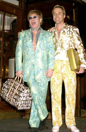 Elton John et David Furnish, en costume coordonnés, le 15 mars 2001 à Londres