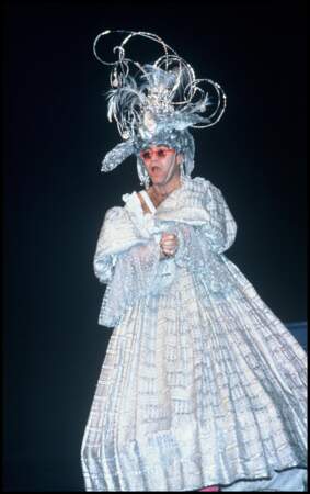 Elton John en costume de "Pantomime Dame" dans la comédie musicale "Mother Goose" à Londres en 1984