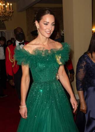 Catherine Middleton portait des boucles d’oreilles tombantes empruntées à la reine Elizabeth II.Le 23 mars 2022 en Jamaïque. 