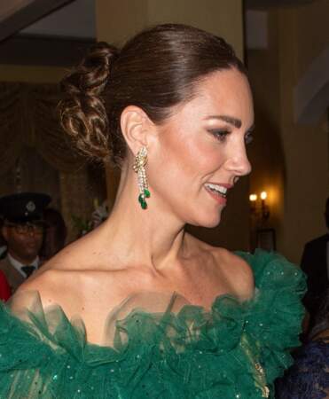 Kate Middleton porte un ensemble assorti de boucles d’oreilles provenants de la collection Emerald Tassel Parure. Le 23 mars 2022 en Jamaïque. 