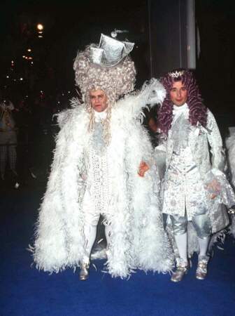 Elton John en costume de Louis XIV, avec son mari David Furnish, pour sa soirée d'anniversaire en 1997 