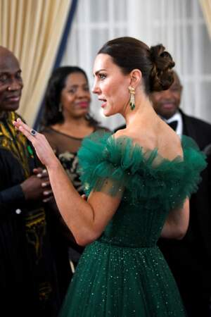 Kate Middleton porte une bague verte en émeraude provenant de la collection Emerald Tassel Parure donnée à la reine par un riche monarque étranger. Le 23 mars 2022 en Jamaïque. 
