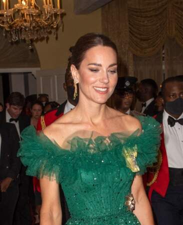 En portant cette robe en tulle verte, Kate Middleton symbolise l’espoir de la Jamaïque et les bijoux en hommage à Elizabeth II.