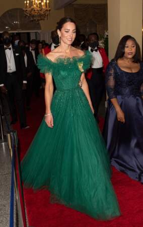 Kate Middleton a enfilé une robe couleur émeraude qui serait une version sur mesure de la « Wonder Glitter Tulle Gown » de 4544 €.