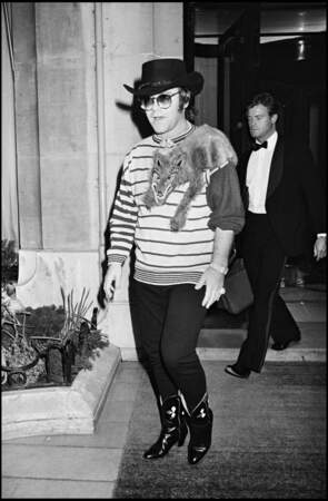 Elton John, en chapeau Stetson, pull rayé et santiags, à Paris en 1981