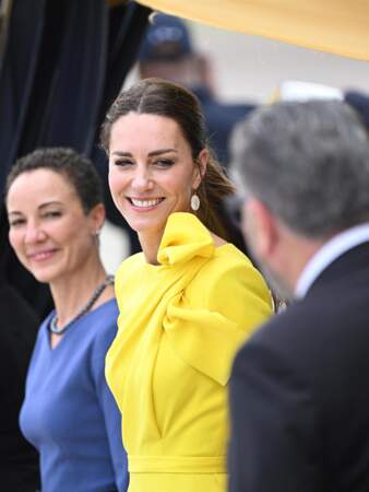 Kate Middleton porte les boucles d'oreilles nacrées "Céleste" de Sézane en Jamaïque, le 22 mars 2022. - 85€
