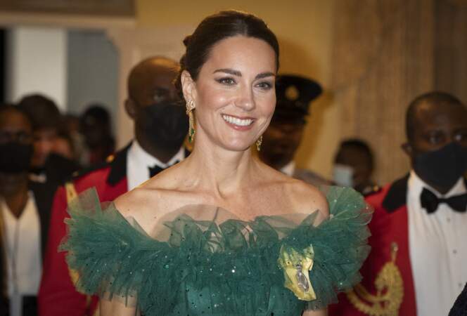 Ornée de diamants ces bijoux brillent de mille feux sur Kate Middleton en Jamaïque. Le 23 mars 2022.
