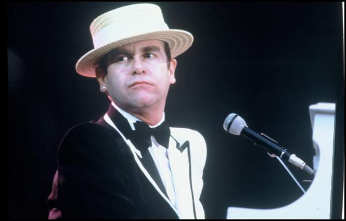 Elton John en costume bicolore en 1986 lors de la cérémonie des Novello Music Awards à Londres