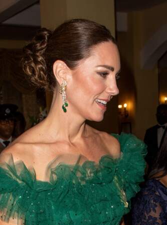 Kate Middleton scintille dans une robe verte faite sur-mesure par la créatrice de mode britannique Jenny Packham pour l’occasion spéciale, le 23 mars 2022.
