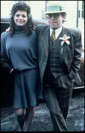 Elton John en costume à carreaux, avec sa femme Renate Blauel, en 1985