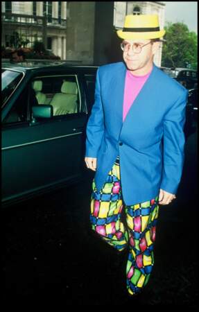 Elton John, en costume coloré en 1990