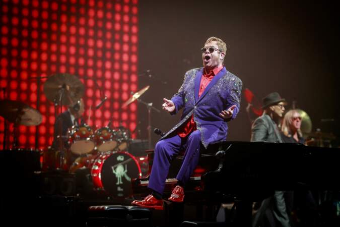 Elton John en costume violet lors d'un concert en Suède, en 2016