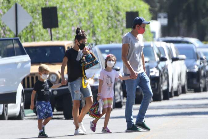 Ashton Kutcher, Mila Kunis et leurs enfants, dans les rues de Studio City, le 8 janvier 2022.
