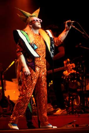 Elton John sur la scène du Poplar Creek Music Theater dans l'Illinois, en 1986 