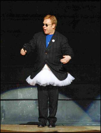 Elton John, sur la scène du Victoria Palace de Londres, en 2006